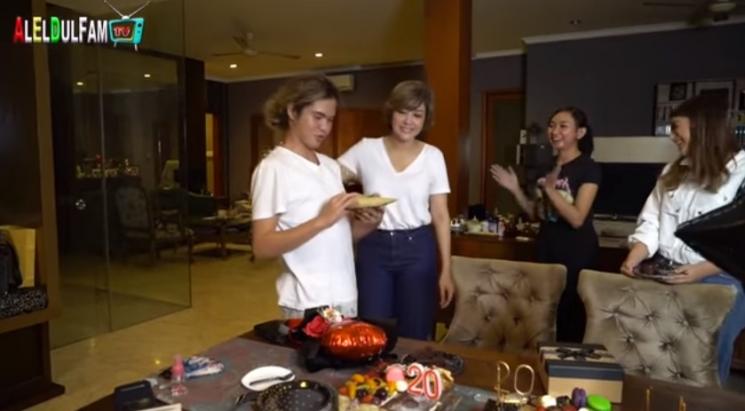 Dul Jaelani dapat kado amplop tebal dari Irwan Mussry dan Maia Estianty. (YouTube/Al El Dul Fam TV)