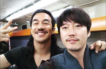 Rambut Gondrong Kumis Tebal, 4 Potret Pangling Joe Taslim Main Film Korea