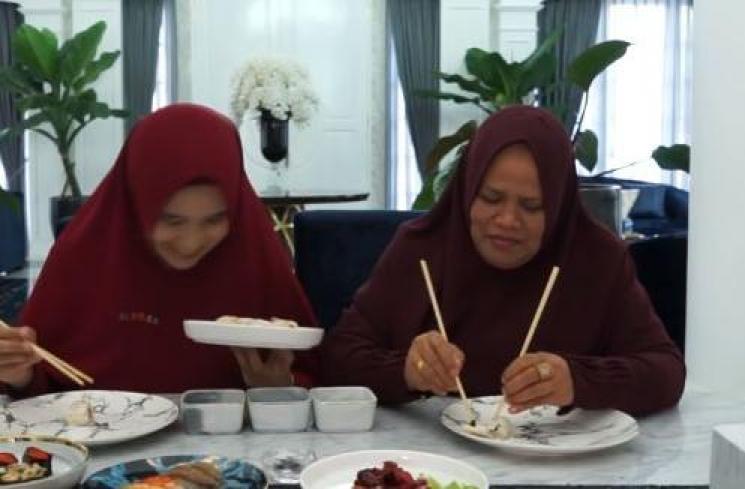 Potret kocak Kartika Putri dan ibu mertua. (Youtube/KartikaPutriOfficial)