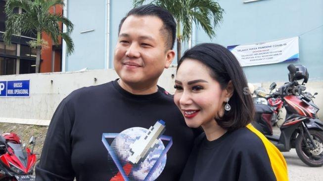 Femmy Permatasari dan suaminya, Alfons Martinus Purnomo [MataMata.com/Herwanto]