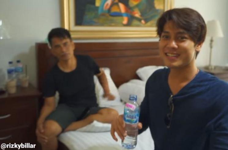Rizky Billar dan ayah Lesty Kejora. (Youtube/RizkyBillar)