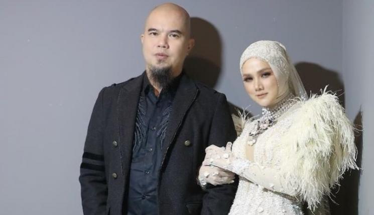 Mulan Jameela rangkul mesra Ahmad Dhani. [Instagram]
