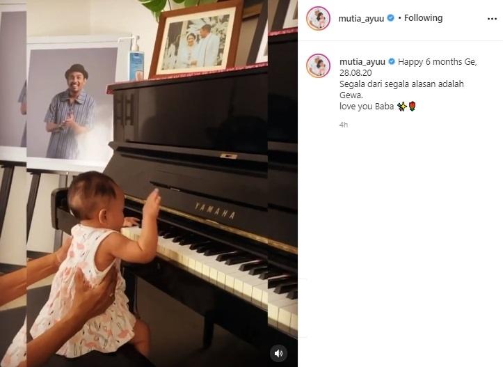 Anak Glenn Fredly dan Mutia Ayu, Baby Gewa main piano. (Instagram/@mutia_ayuu)