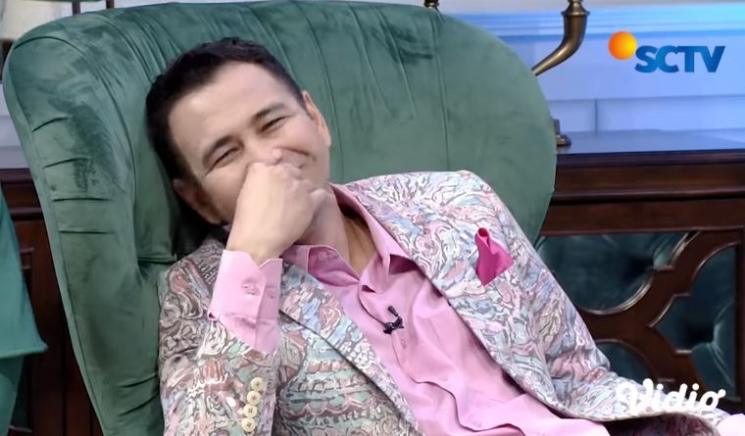 Raffi Ahmad dekati ibunda Cinta Laura. (Youtube/SuryaCitraTelevisi(SCTV))