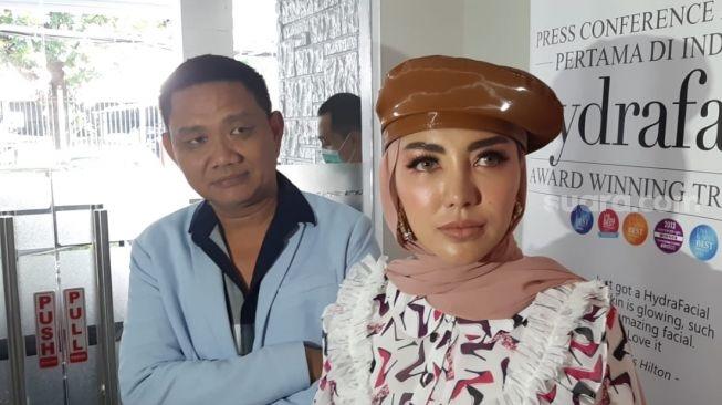 Bella Shofie bersama suami, Daniel Rigan. [Herwanto/MataMata.com]