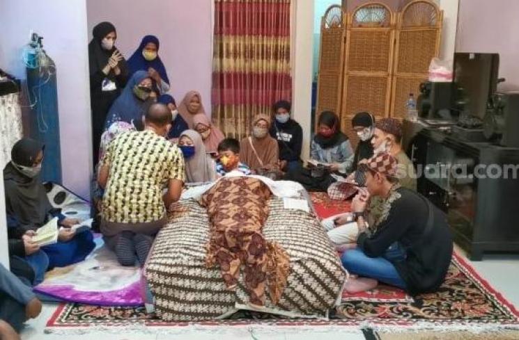 Jenazah Idan Separo di rumah duka di kawasan Bekasi (2/9/2020) malam. [Herwanto/MataMata.com]