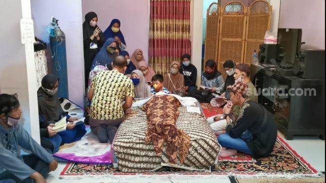 Jenazah Idan Separo di rumah duka di kawasan Bekasi (2/9/2020) malam. [Herwanto/MataMata.com]