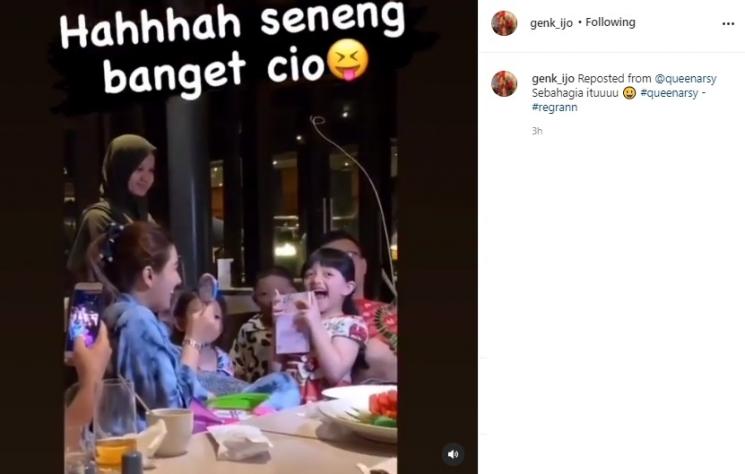 Arsy Hermansyah dikasih permen. (Instagram/@genk_ijo)