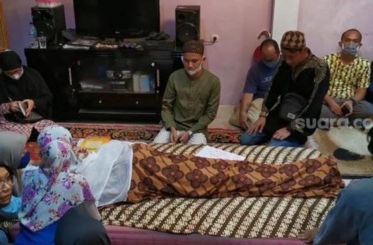 Jenazah Idan Separo di rumah duka di kawasan Bekasi (2/9/2020) malam. [Herwanto/MataMata.com]