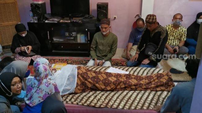 Jenazah Idan Separo di rumah duka di kawasan Bekasi (2/9/2020) malam. [Herwanto/MataMata.com]