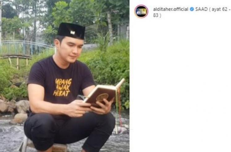 Aldi Taher ngaji di tempat tak biasa. (Instagram/@alditaher.official)