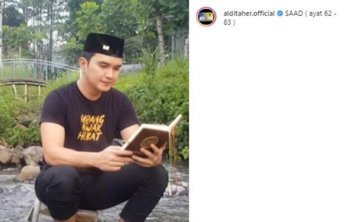 Aldi Taher ngaji di tempat tak biasa. (Instagram/@alditaher.official)