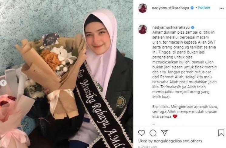Nadya Mustika Rahayu lulus kebidanan. (Instagram/@nadyamustikarahayu)