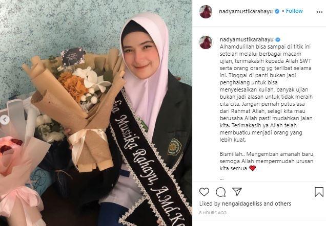 Nadya Mustika Rahayu lulus kebidanan. (Instagram/@nadyamustikarahayu)