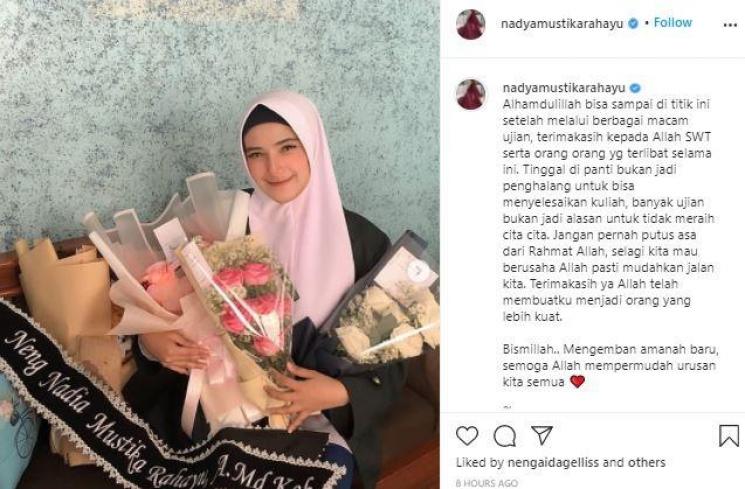 Nadya Mustika Rahayu lulus kebidanan. (Instagram/@nadyamustikarahayu)