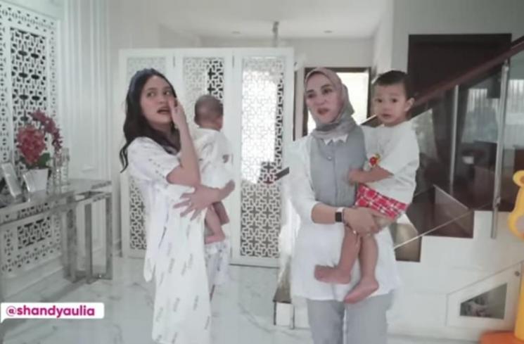 Shandy Aulia dan kakak pertama. (Youtube/ShandyAulia)