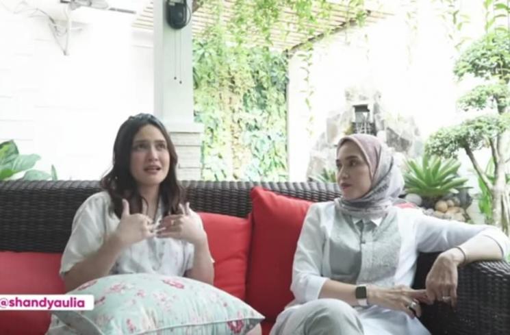 Shandy Aulia dan kakak pertama. (Youtube/ShandyAulia)