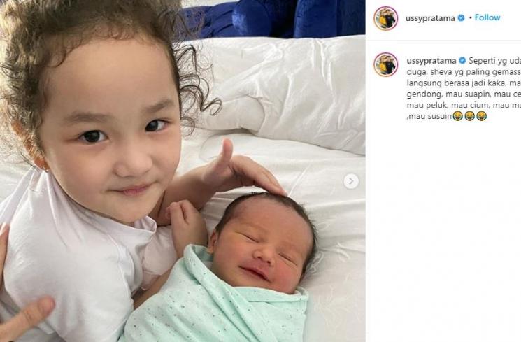 Anak Ussy Sulistiawaty, Sheva cium Saka (Instagram/@ussypratama)