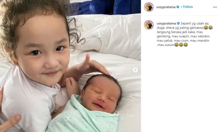 Anak Ussy Sulistiawaty, Sheva cium Saka (Instagram/@ussypratama)