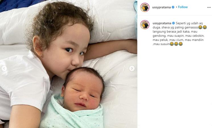Anak Ussy Sulistiawaty, Sheva cium Saka (Instagram/@ussypratama)