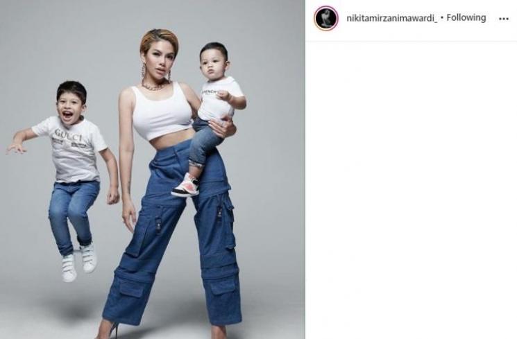 Nikita Mirzani dan anak-anaknya. (Instagram/@nikitamirzanimawardi_17)
