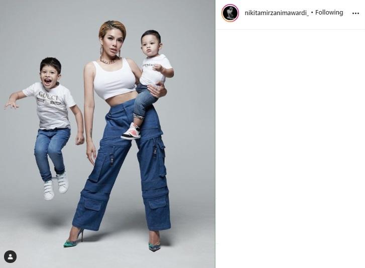 Nikita Mirzani dan anak-anaknya. (Instagram/@nikitamirzanimawardi_17)