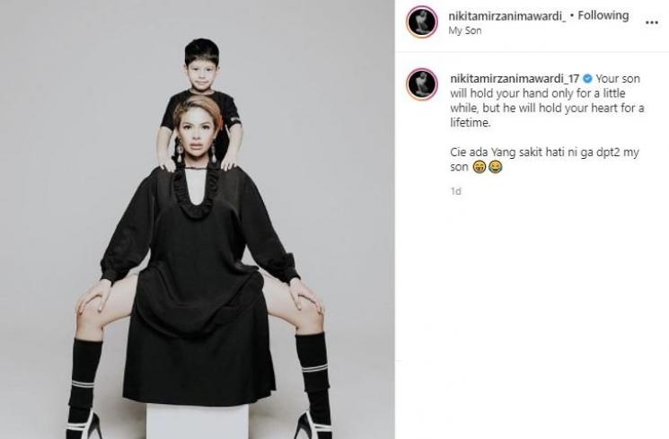 Nikita Mirzani dan anak-anaknya. (Instagram/@nikitamirzanimawardi_17)