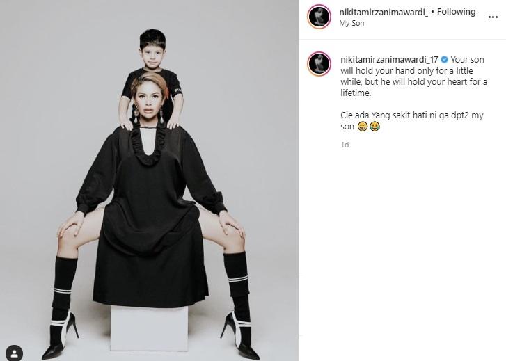 Nikita Mirzani dan anak-anaknya. (Instagram/@nikitamirzanimawardi_17)