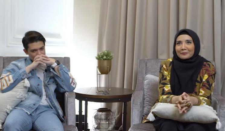 Irwansyah dan Zaskia Sungkar. (Youtube/TheSungkarsFamily)