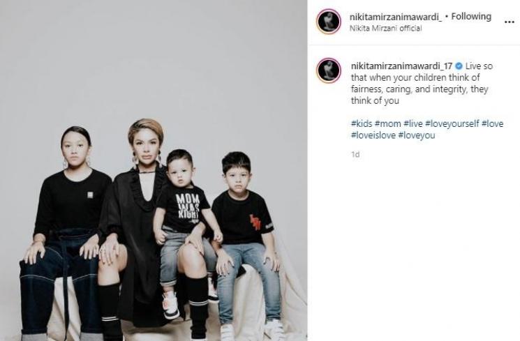 Nikita Mirzani dan anak-anaknya. (Instagram/@nikitamirzanimawardi_17)
