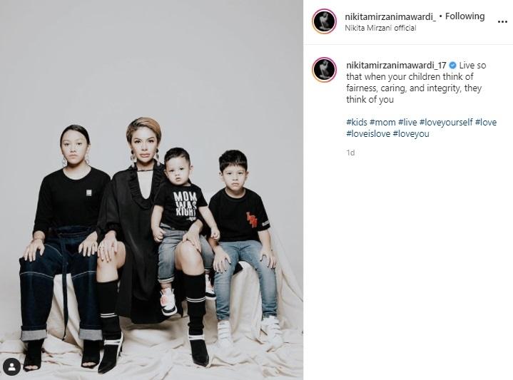 Nikita Mirzani dan anak-anaknya. (Instagram/@nikitamirzanimawardi_17)