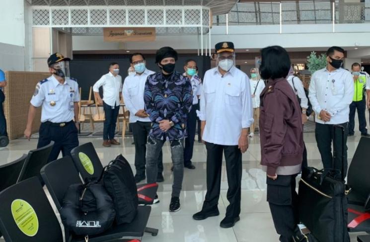Atta Halilintar saat dampingi Menhub Budi Karya Sumadi di bandara Soetta. [Twitter]