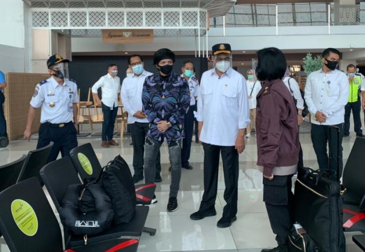 Atta Halilintar saat dampingi Menhub Budi Karya Sumadi di bandara Soetta. [Twitter]