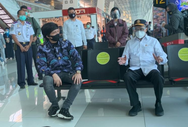 Atta Halilintar saat dampingi Menhub Budi Karya Sumadi di bandara Soetta. [Twitter]