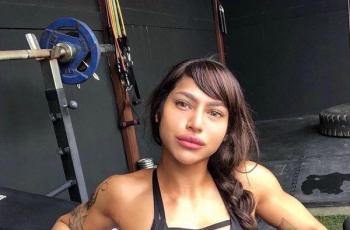 Profil Monica Sinatra, Wajah Barbie Badan Hulk!