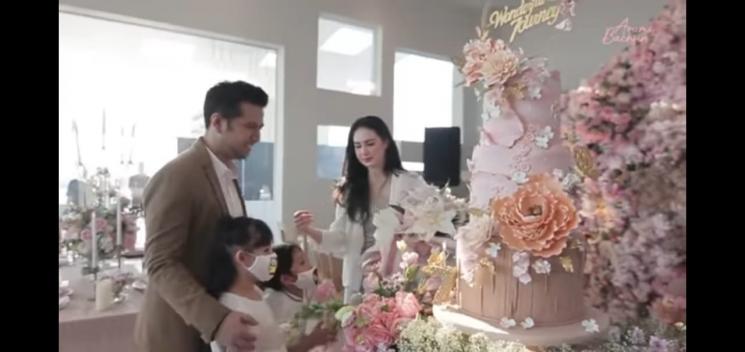 Arumi Bachsin dan Emil Dardak Anniversary ke-7 (YouTube/Arumi Bachsin)