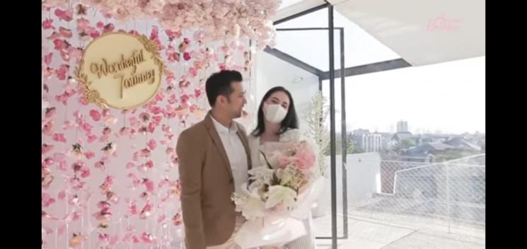 Arumi Bachsin dan Emil Dardak Anniversary ke-7 (YouTube/Arumi Bachsin)