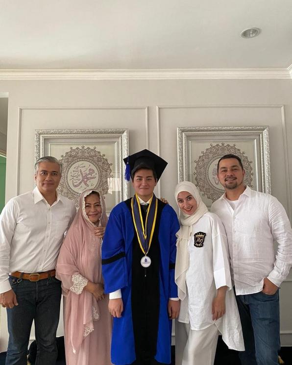 Adjie Pangestu, Annisa Trihapsari dan Sultan Djorghi Hadiri wisuda anak (Instagram/@adjiepangestu)