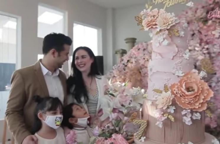 Arumi Bachsin dan Emil Dardak Anniversary ke-7 (YouTube/Arumi Bachsin)