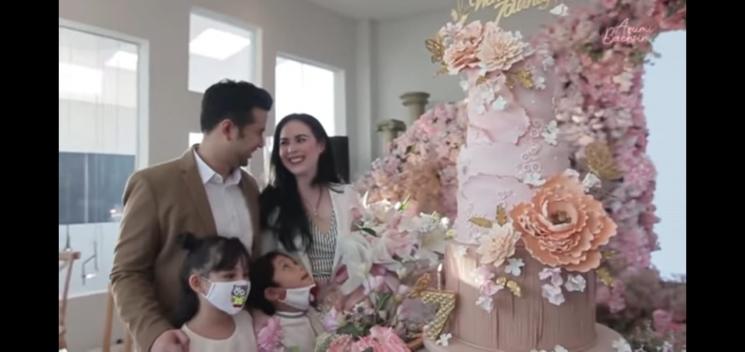 Arumi Bachsin dan Emil Dardak Anniversary ke-7 (YouTube/Arumi Bachsin)