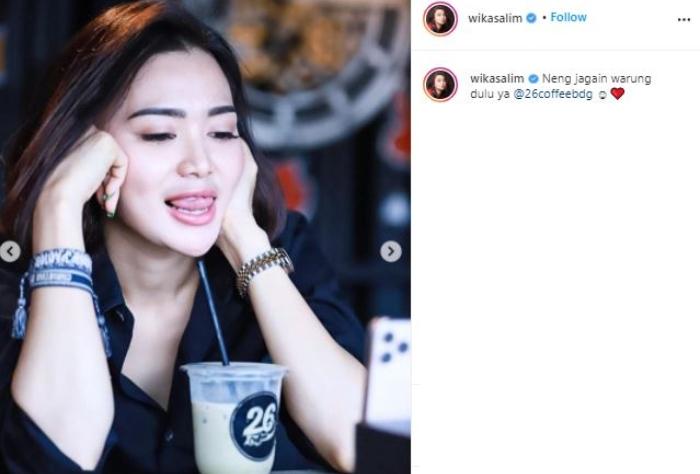 Wika Salim jadi barista. (Instagram/@wikasalim)