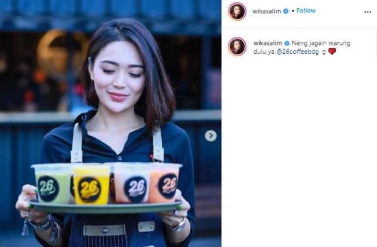 Wika Salim jadi barista. (Instagram/@wikasalim)