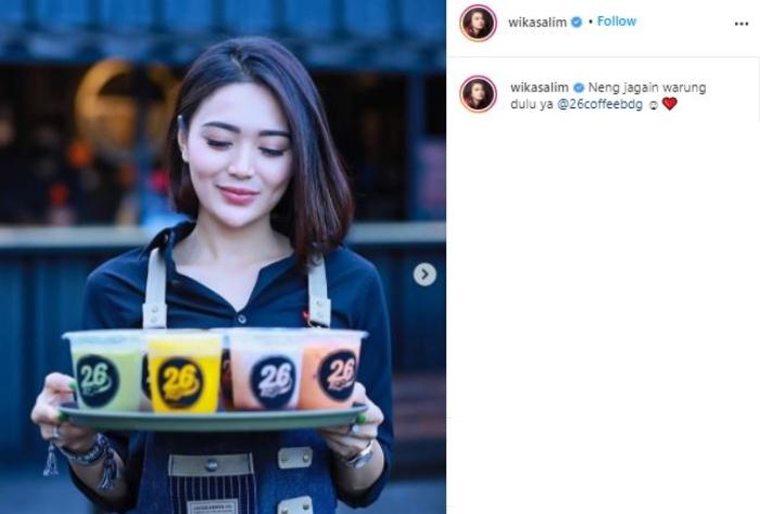 Wika Salim jadi barista. (Instagram/@wikasalim)