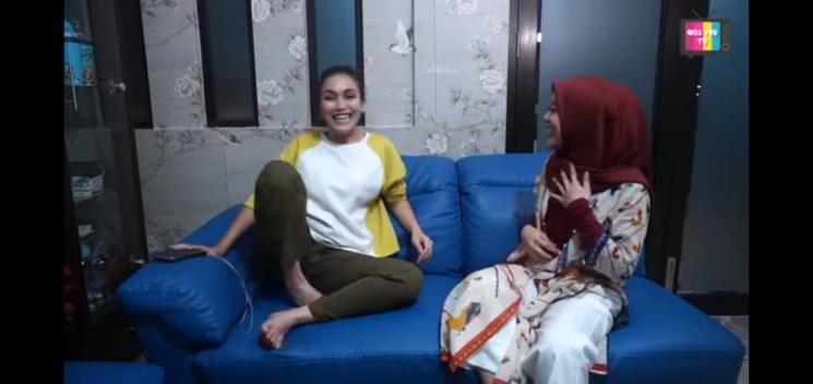 Ayu Ting Ting dan Lesty Kejora (YouTube/Qiss You TV)