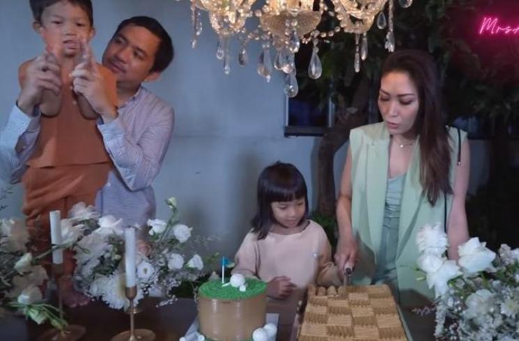 Momen ultah Ayu Dewi. (Youtube/MrsAyuDewi)