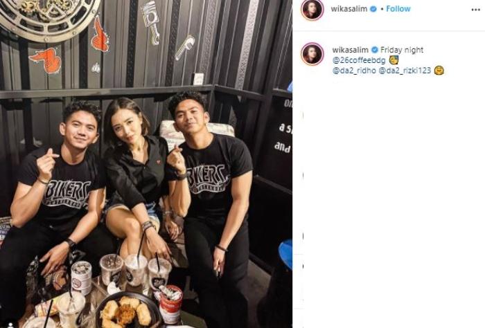 Wika Salim jadi barista. (Instagram/@wikasalim)
