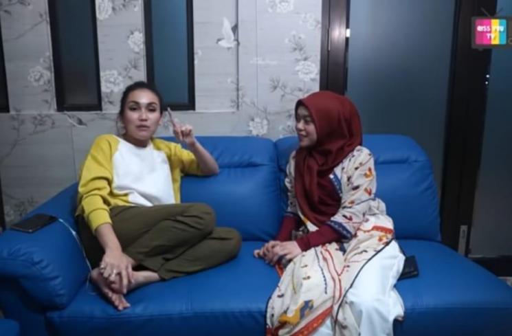 Ayu Ting Ting dan Lesty Kejora (YouTube/Qiss You TV)