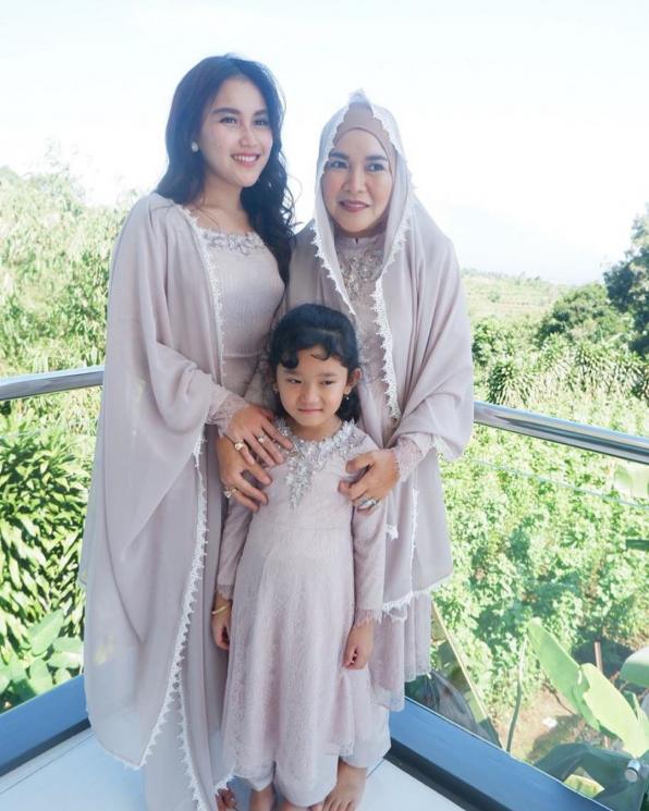 Ayu Ting Ting bersama sang putri, Bilqis dan ibunya, Umi Kalsum (Instagram/@mom_ayting92_)