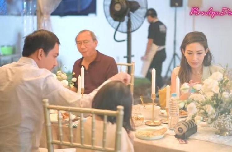 Momen ultah Ayu Dewi. (Youtube/MrsAyuDewi)