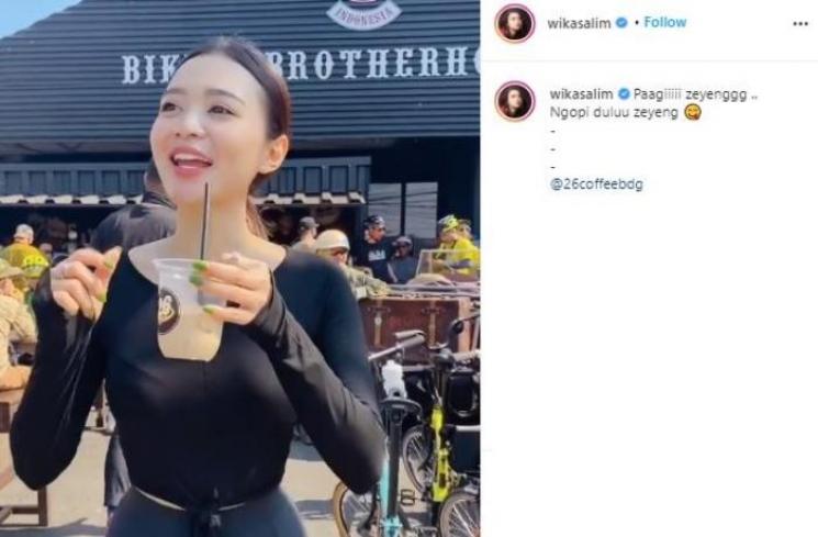 Wika Salim jadi barista. (Instagram/@wikasalim)